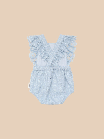 Mono corto con volantes bordados