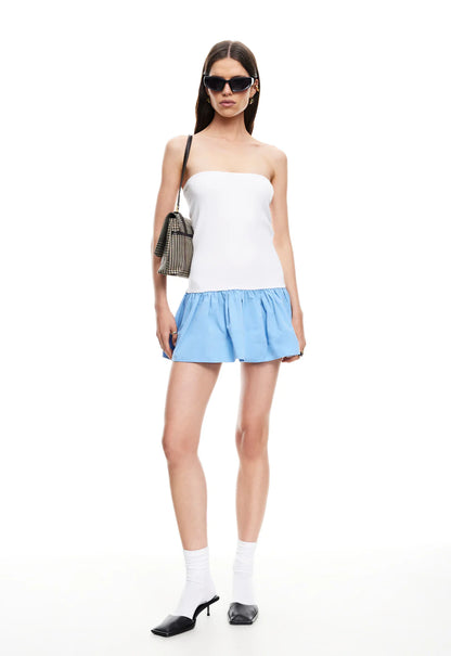Minivestido de chica de moda