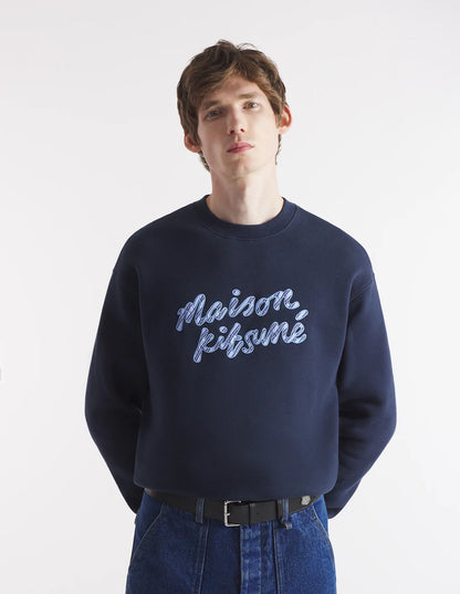 Sudadera a rayas con escritura a mano